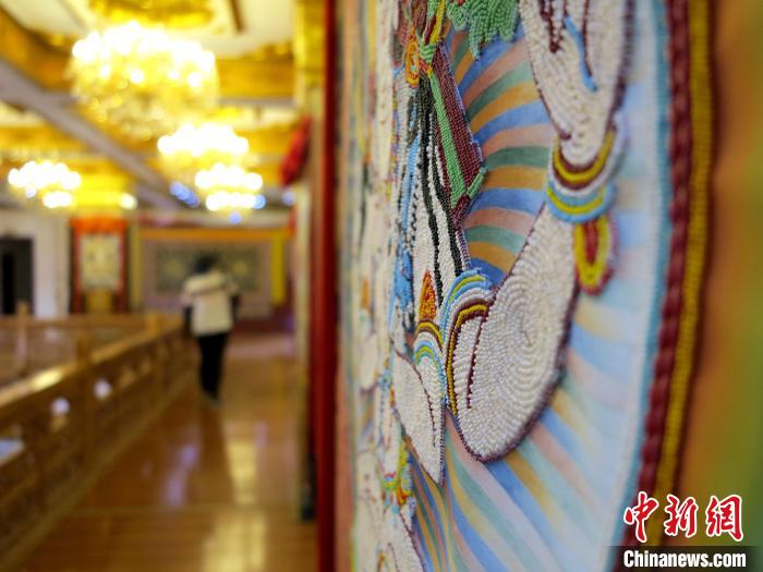 圖為黃南州同仁市熱貢龍樹畫苑內(nèi)的珍珠唐卡。　張?zhí)砀?攝
