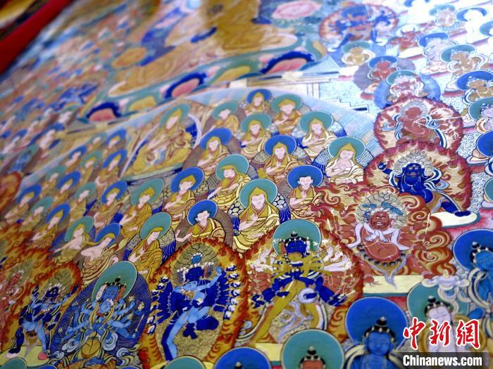 圖為熱貢龍樹畫苑內(nèi)展覽的唐卡局部?！?zhí)砀?攝
