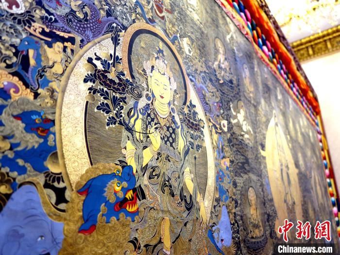圖為熱貢龍樹畫苑內(nèi)的唐卡?！?zhí)砀?攝