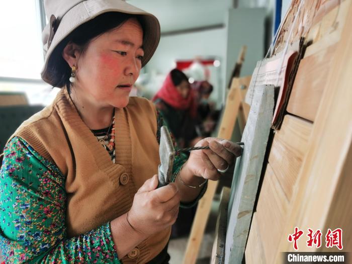 圖為澤庫縣和日鎮(zhèn)石刻藝人?！?zhí)砀?攝