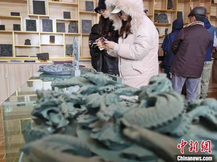 圖為民眾參觀澤庫縣和日石刻。　張?zhí)砀?攝