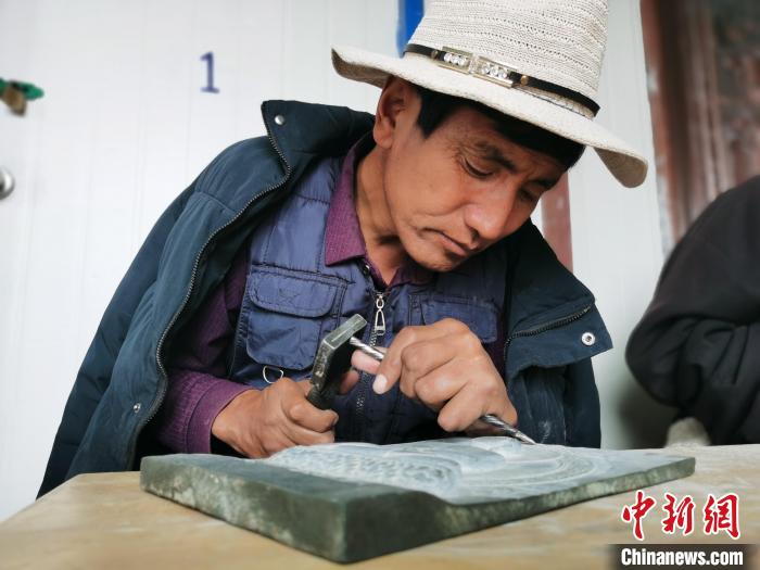 圖為澤庫縣和日鎮(zhèn)石刻藝人雕刻作品?！?zhí)砀?攝