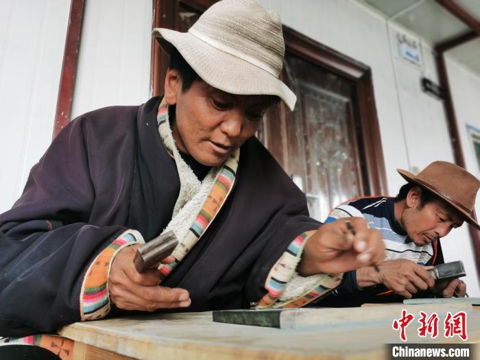 圖為澤庫縣和日鎮(zhèn)石刻藝人雕刻作品。　張?zhí)砀?攝