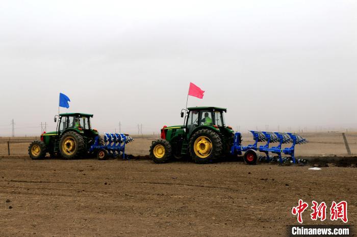 圖為播種機正在忙碌耕作?！埖么?攝