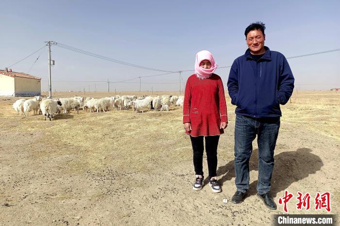 圖為華公太(右)走訪牧民。　才項什姐 攝