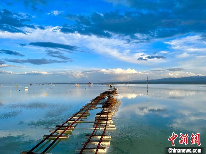 圖為茶卡鹽湖景區(qū)風(fēng)光。　劉洋 攝