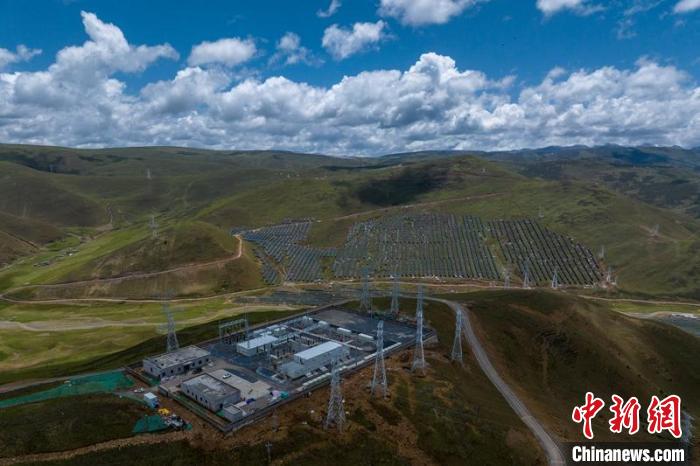 航拍建成投運(yùn)的柯拉一期光伏電站升壓站?！⒅铱?攝