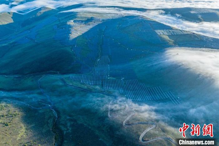 云霧下的柯拉一期光伏電站場一角?！⒅铱?攝