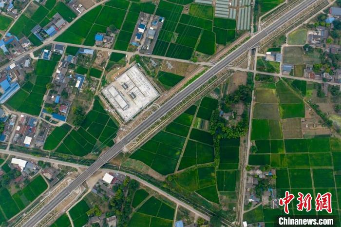 空中俯瞰綿竹牽引變電所和川青鐵路成黃段鐵路線?！⒅铱?攝