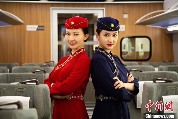圖為整體色彩以“深藏青”和“喇嘛紅”為主調(diào)的西格段“復(fù)興號”動車組乘務(wù)員新制服?！±罾?攝