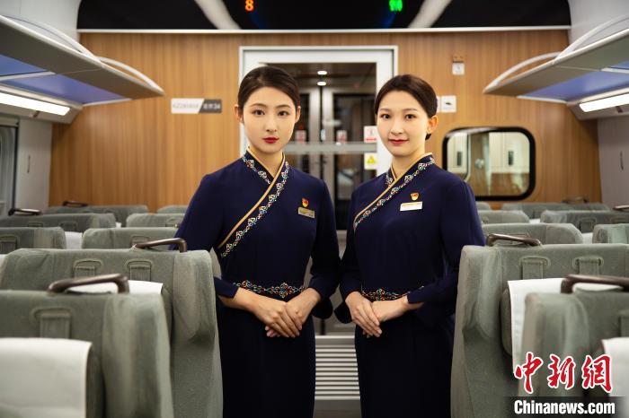 圖為整體色彩以“深藏青”為主調(diào)的西格段“復(fù)興號”動車組乘務(wù)員新制服?！±罾?攝
