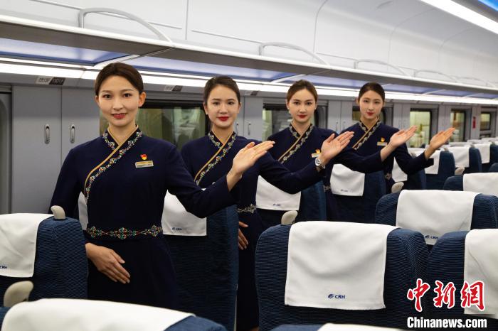 圖為身穿新制服的青藏鐵路西格段“復(fù)興號”動車組乘務(wù)員?！±罾?攝