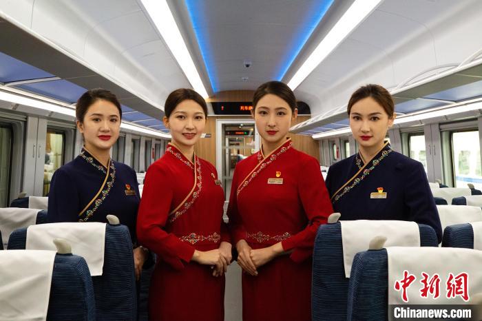 圖為整體色彩以“深藏青”和“喇嘛紅”為主調(diào)的西格段“復(fù)興號”動車組乘務(wù)員新制服?！±罾?攝