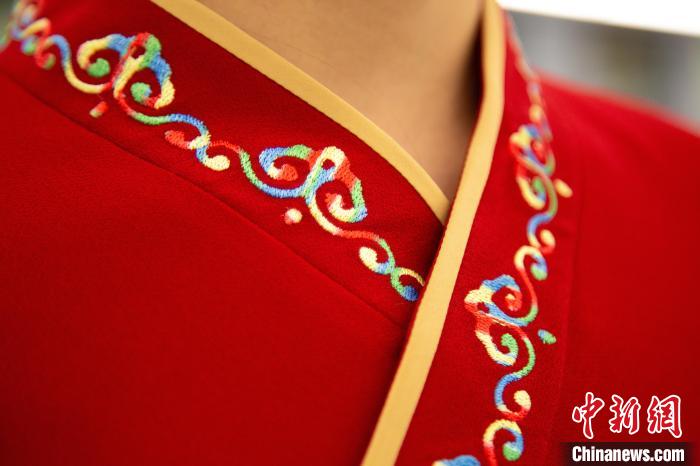 圖為新制服領(lǐng)口點(diǎn)綴有蒙古特色的烏力吉紋繡花?！±罾?攝