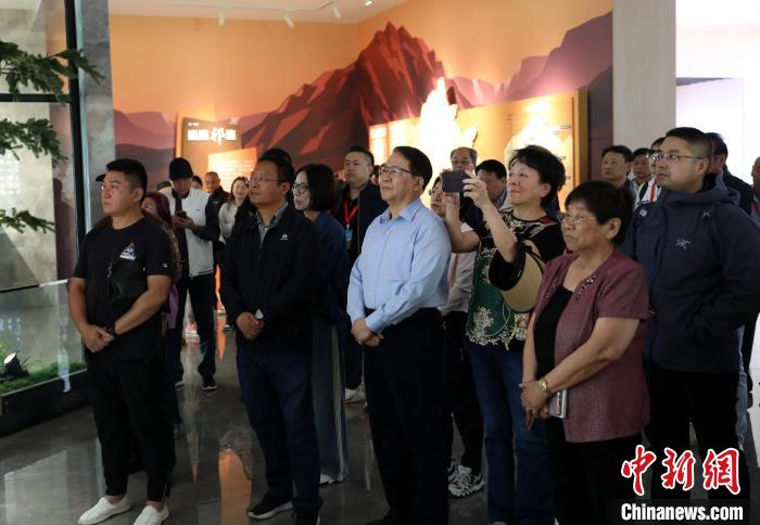 圖為臺商參訪祁連山國家公園生態(tài)科普館?！⊙Φ?攝