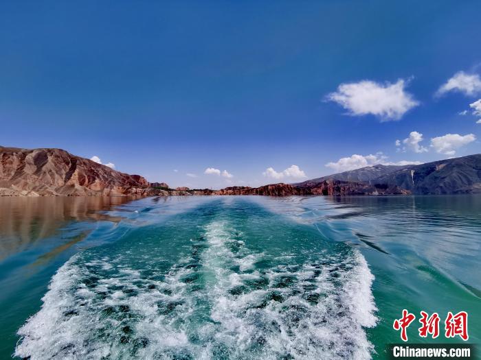 圖為坎布拉境內(nèi)的黃河庫(kù)區(qū)。(資料圖) 張?zhí)砀?攝