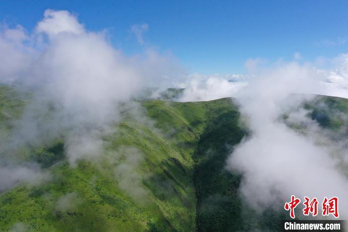 航拍賽來塘鎮(zhèn)山間云霧繚繞?！●R銘言 攝