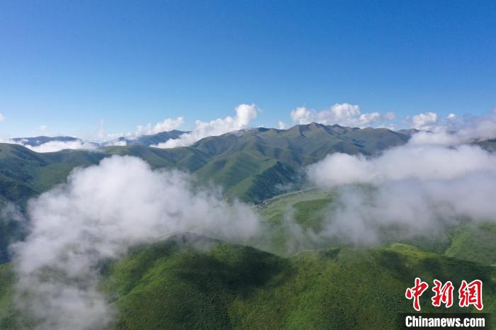 航拍賽來塘鎮(zhèn)山間云霧繚繞?！●R銘言 攝