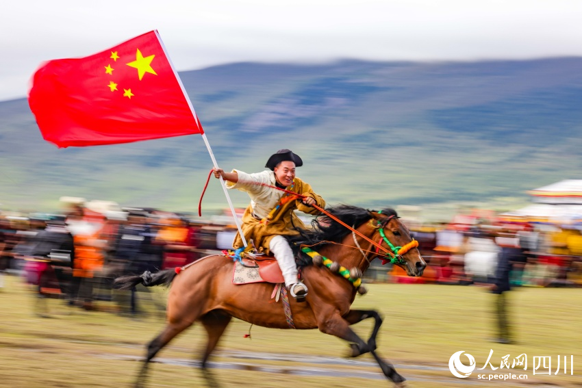 馬術表演現(xiàn)場。洛絨尼瑪攝