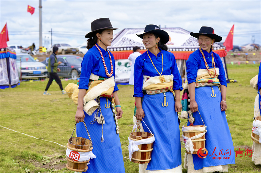 身著節(jié)日盛裝的澤庫(kù)牧女。人民網(wǎng) 陳明菊攝
