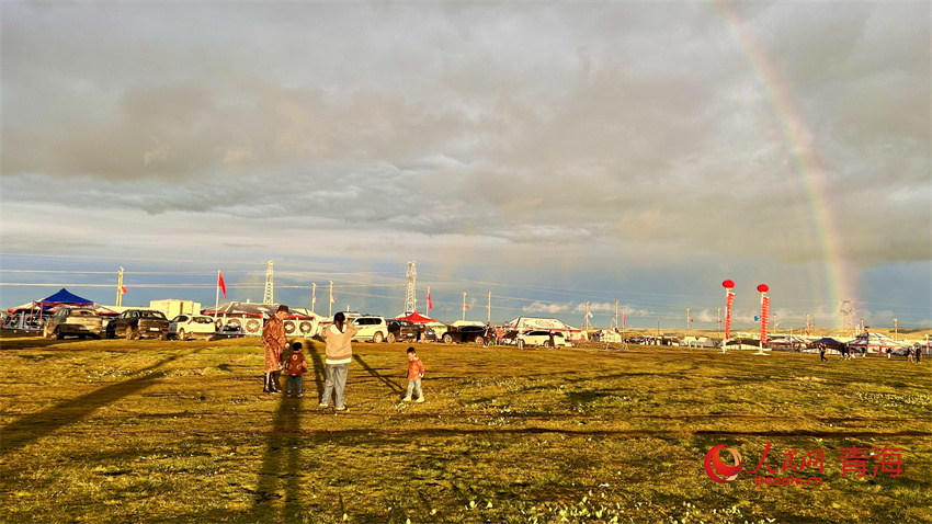 一家四口打卡彩虹。人民網(wǎng) 陳明菊攝