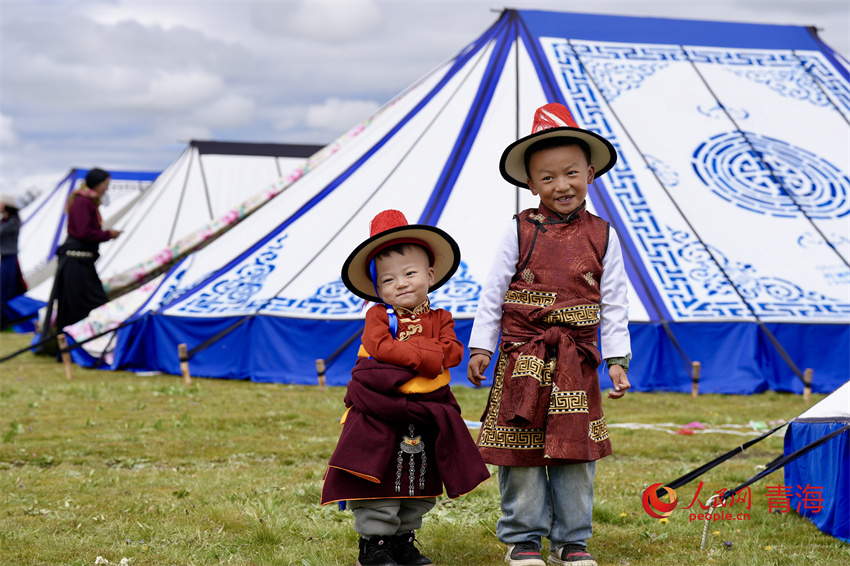 身著節(jié)日盛裝的小朋友。人民網(wǎng) 陳明菊攝