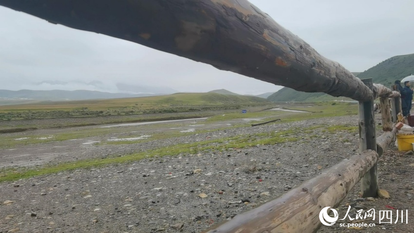 塔公鎮(zhèn)在公路沿線設(shè)置木柵欄用于物理防護(hù)。人民網(wǎng)記者 王洪江攝