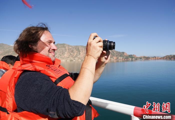 多國政黨代表暢游青?？膊祭瓏业刭|(zhì)公園