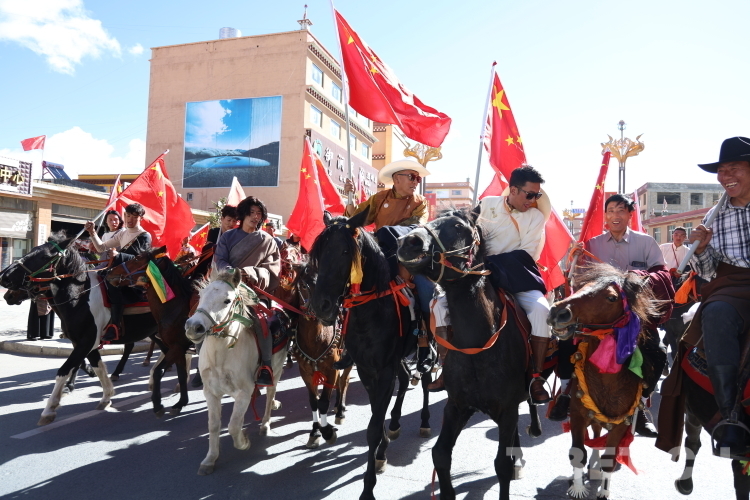 圖為騎馬巡游中.jpg 圖為騎馬巡游中.jpg