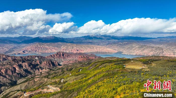 青海坎布拉秋日景色壯美地質(zhì)遺跡與黃河庫(kù)區(qū)相映襯