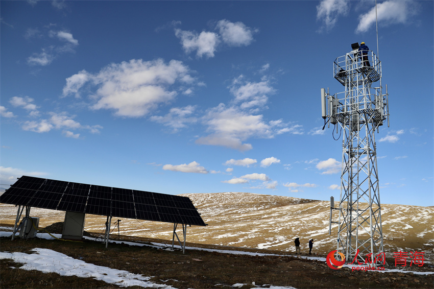 玉樹州曲麻萊縣黃河源流域約古宗列曲拍攝的中國移動5G基站。人民網(wǎng) 陳明菊攝