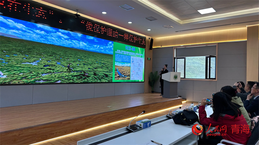 講解員通過“江源之窗”介紹玉樹生態(tài)保護情況。人民網(wǎng) 陳明菊攝