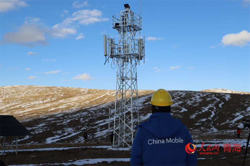 逆光下的中國移動5G基站。人民網(wǎng) 陳明菊攝