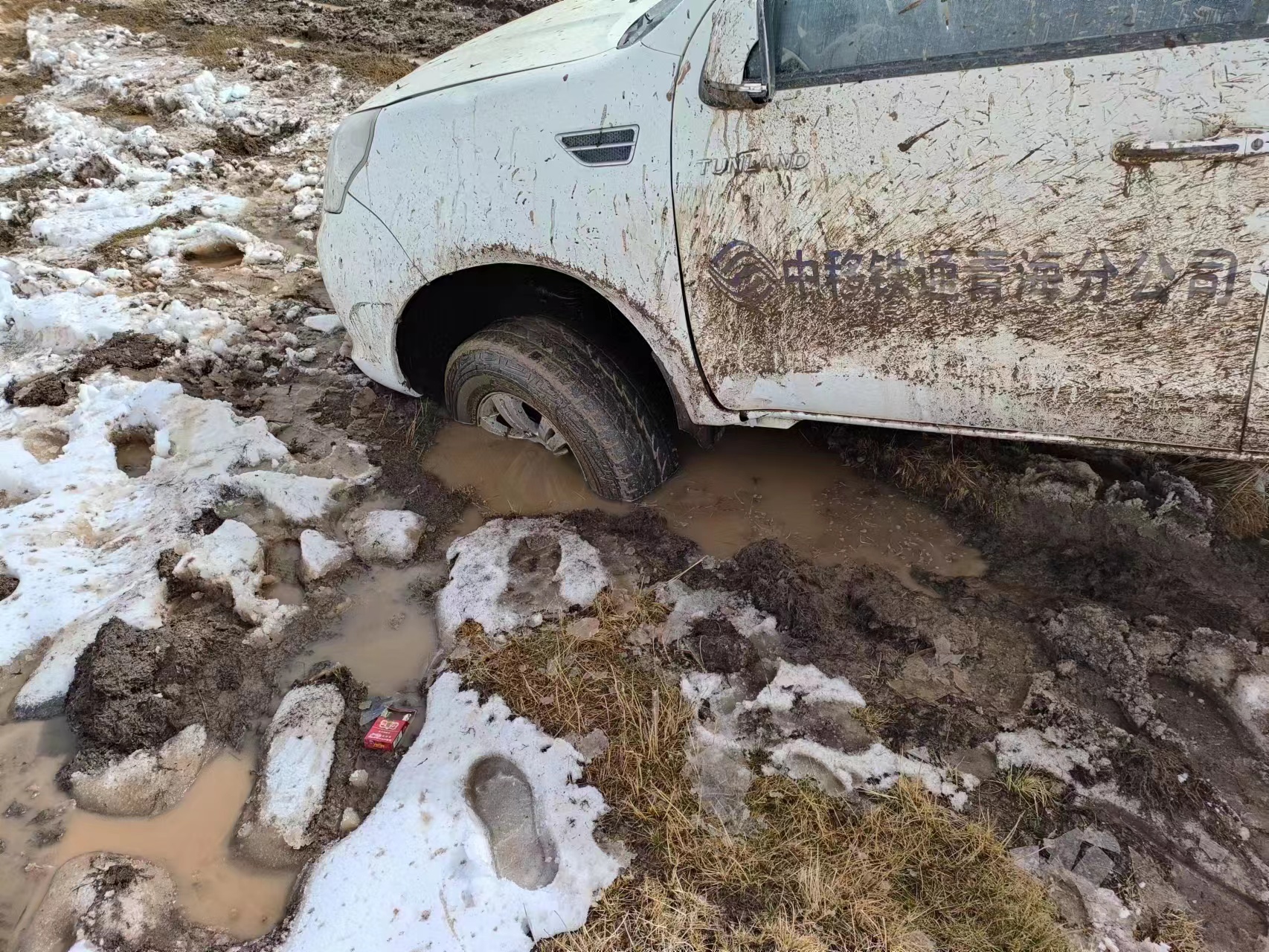 冰天雪地，泥濘路滑。祁海峰攝。