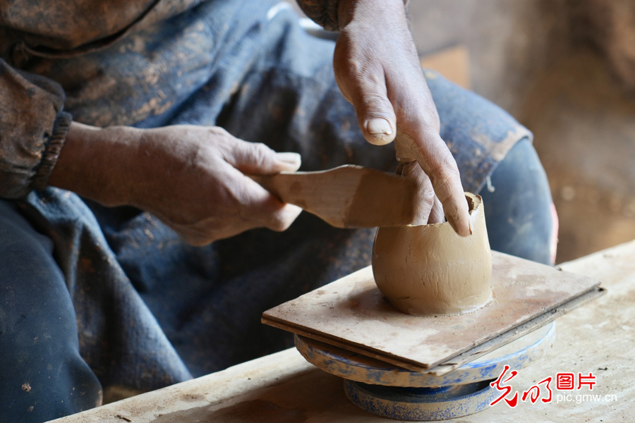 【世界的香格里拉】藏族黑陶燒制技藝：古老文化的傳承與煥新