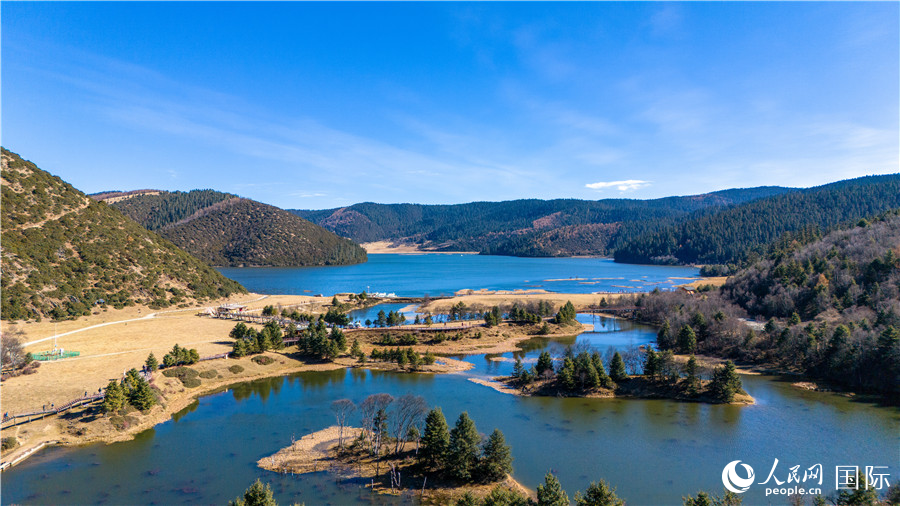 初冬的屬都湖。人民網(wǎng)記者 虎遵會(huì)攝