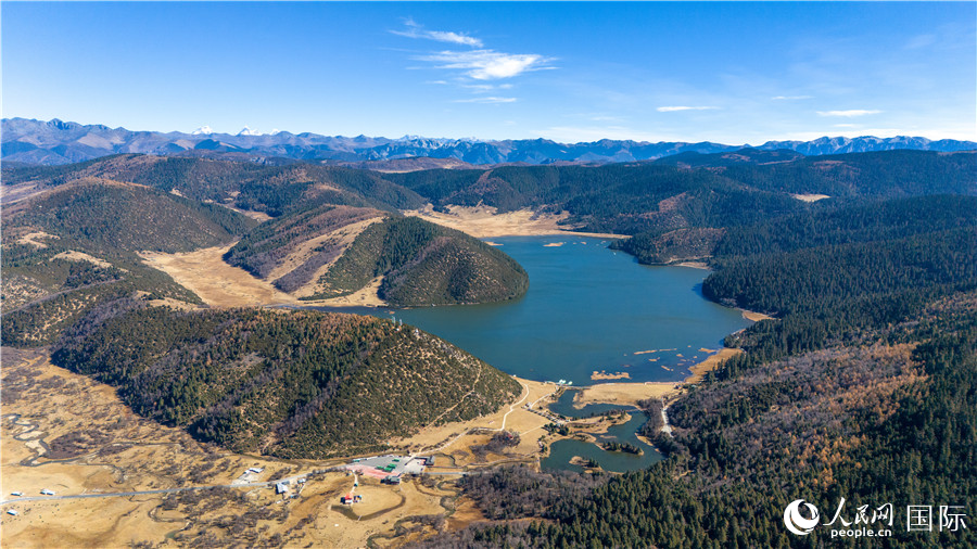 香格里拉國家公園屬都湖全景。人民網(wǎng)記者 虎遵會(huì)攝