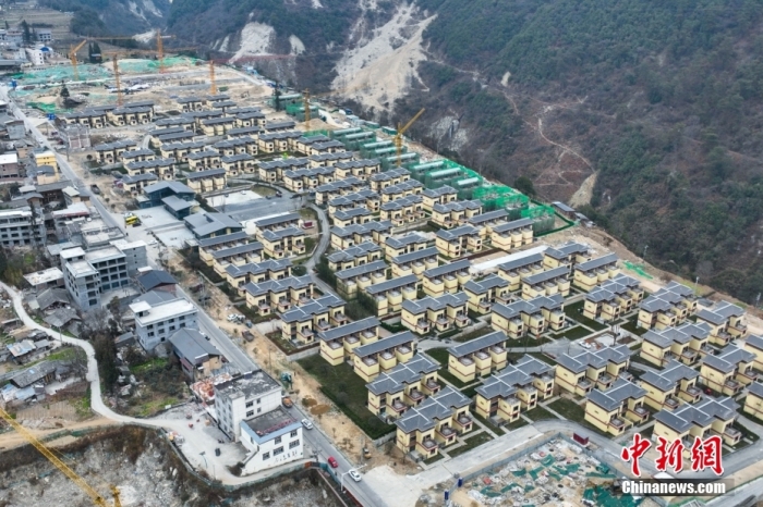 圖為2月1日，瀘定磨西鎮(zhèn)震后重建的安置小區(qū)。(無(wú)人機(jī)照片)<a target='_blank' href='/'><p  align=