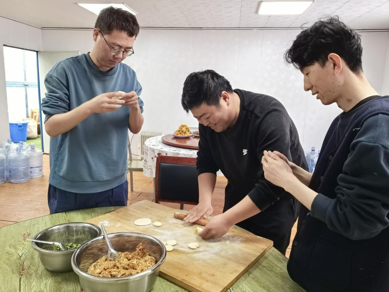 項(xiàng)目部里包餃子。王元明攝