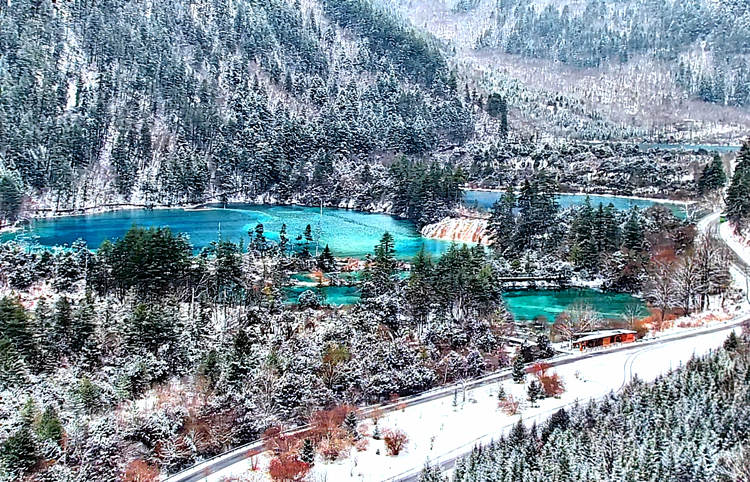 雪景中的海子。九管局供圖