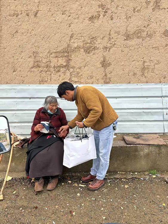 扎西奪爾登為困難群眾送去冬季御寒物資。阿壩州文明辦供圖