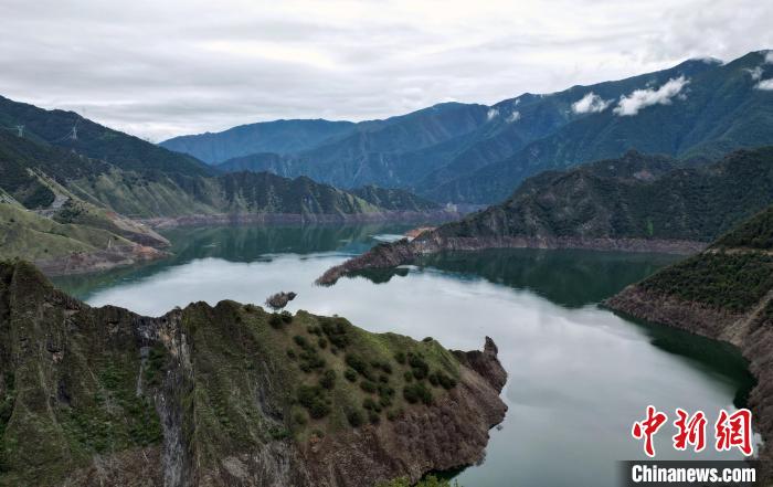 國(guó)道318川藏線川西高原景觀：天龍湖