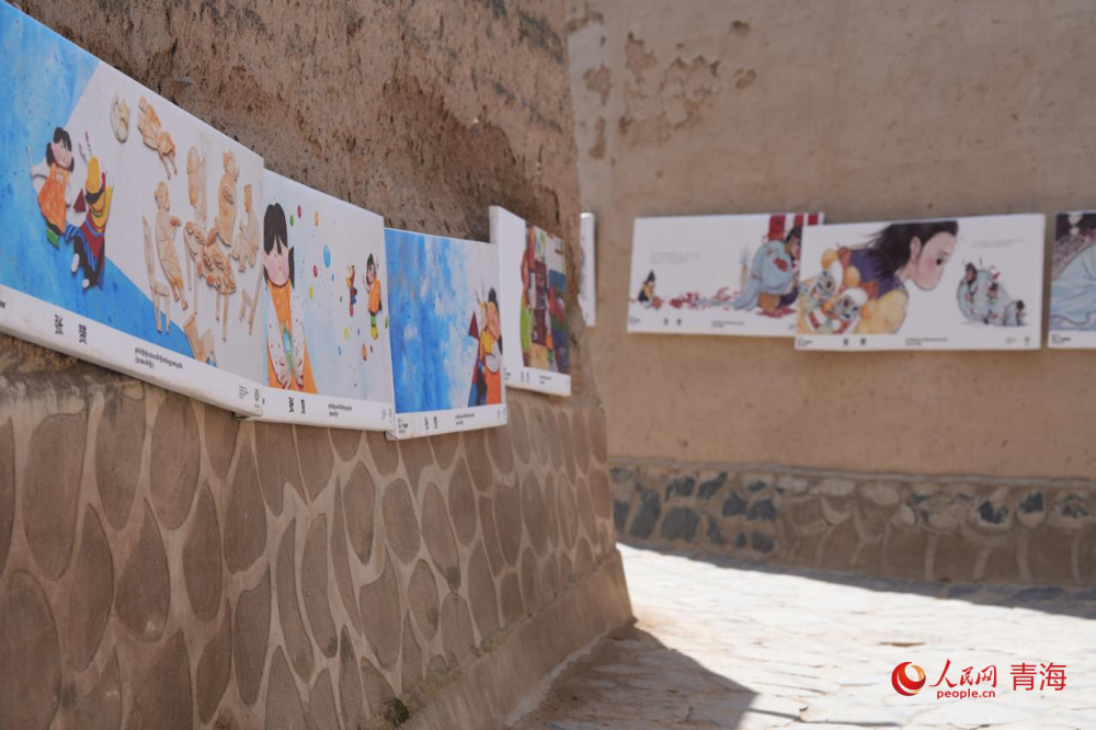郭麻日古堡的寫生作品展覽。人民網(wǎng) 陳明菊攝
