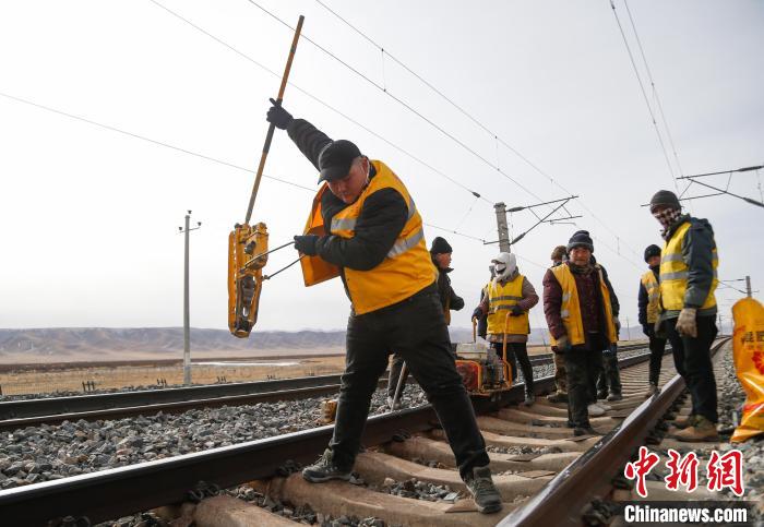 （新春見聞）青藏鐵路“00后”職工：護(hù)“天路”安全保旅客出行平安