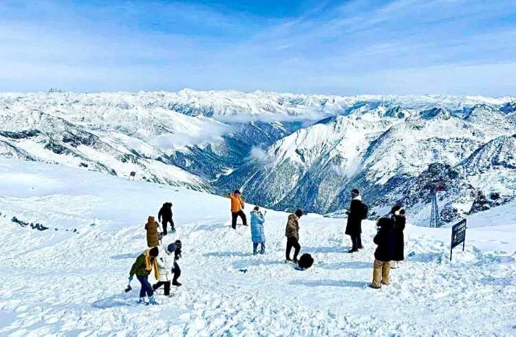 游客在達古冰川景區(qū)玩雪。黑水縣融媒體中心供圖