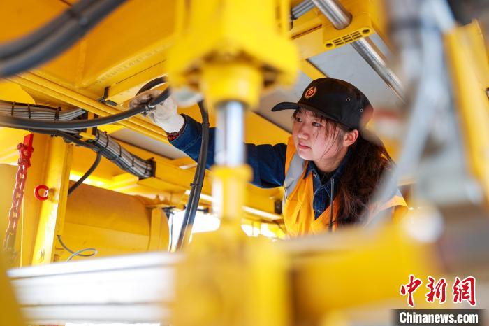 青藏鐵路公司“00后”養(yǎng)路機械駕駛員：護航旅客出行平安