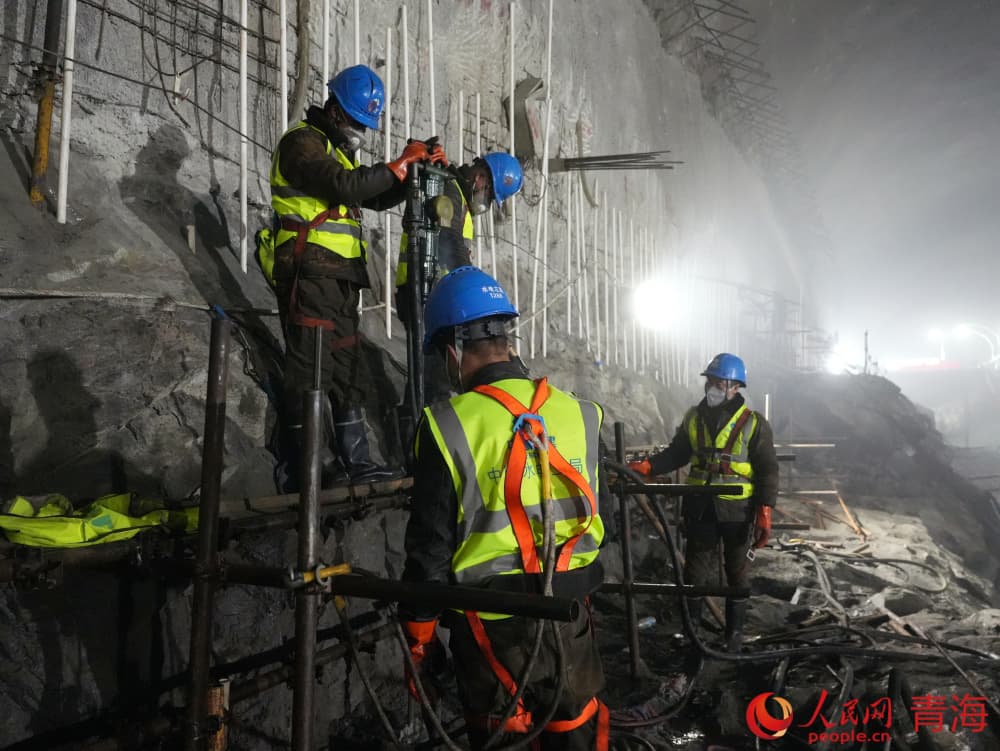 三峽格爾木南山口240萬千瓦抽水蓄能電站主廠房施工。人民網(wǎng) 況玉攝