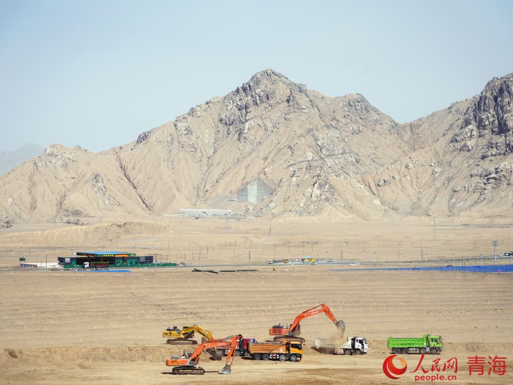 三峽格爾木南山口240萬千瓦抽水蓄能電站下庫施工。人民網(wǎng) 況玉攝