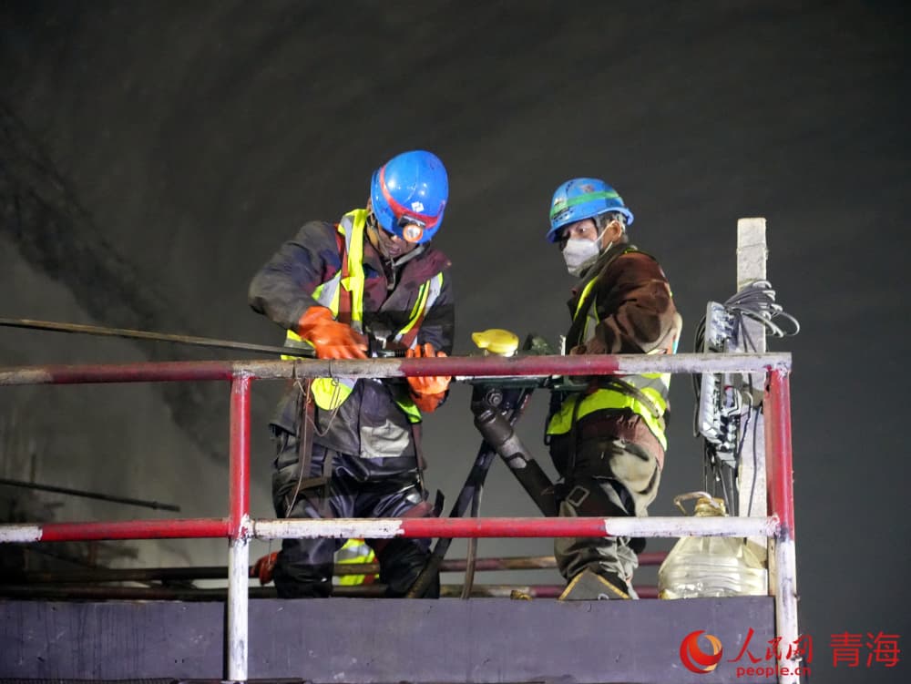 三峽格爾木南山口240萬千瓦抽水蓄能電站主廠房施工。人民網(wǎng) 況玉攝