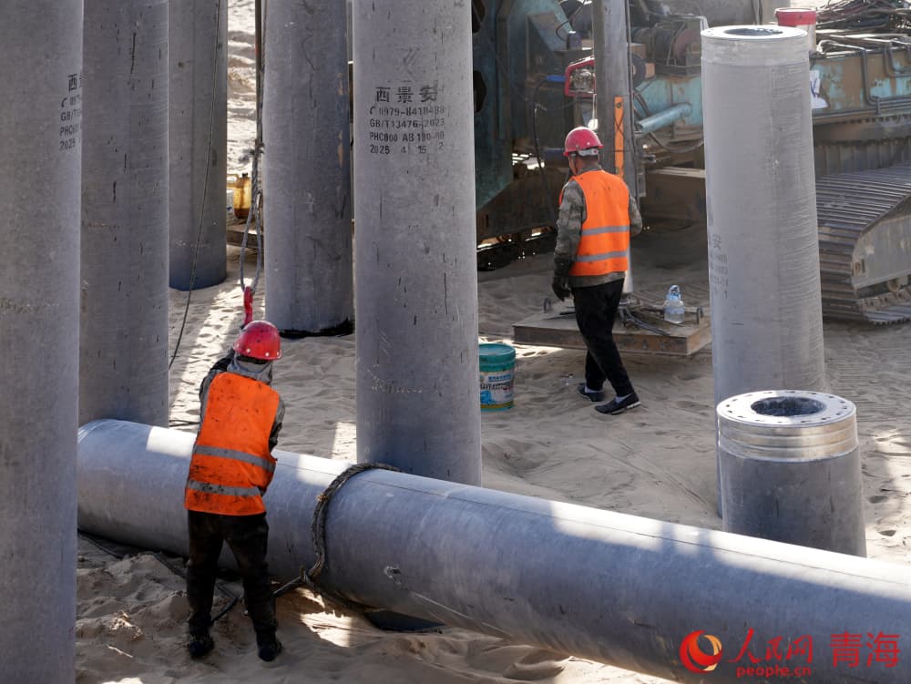 龍源5萬千瓦熔鹽儲能項目主廠房基礎(chǔ)打樁。人民網(wǎng) 況玉攝